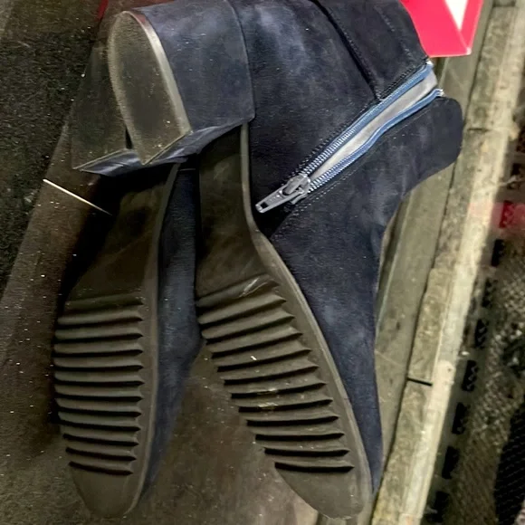 Vaneli Fidela size 7 suede ankle boots - Picture 4 of 5